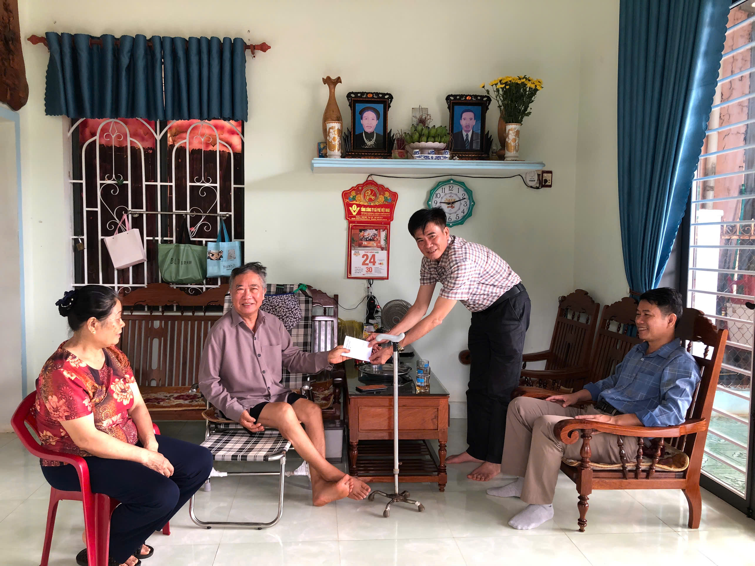 tang qua gia dinh bi nhiem chat doc hoa hoc
